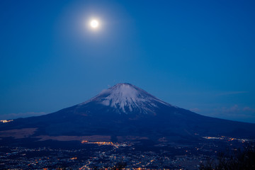 Fototapeta premium 金時山山頂から紅富士に沈む月