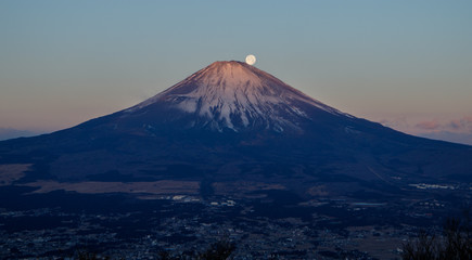 金時山山頂から紅富士に沈む月