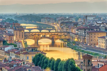 Wandcirkels tuinposter De skyline van de zonsondergangstad van Florence en de Ponte Vecchio-brug, Florence, Italië © Noppasinw