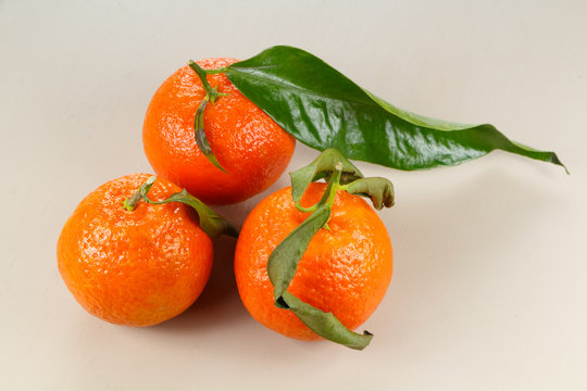 Trois cl&eacute;mentines corses