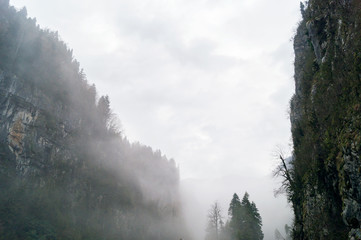 Отвесный склон горы в тумане, Абхазия.