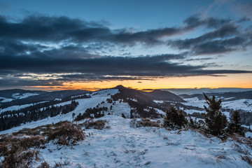Pasmo górskie Małe Pieniny zimą © kabat