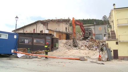 Castelluccio dopo il terremoto - demolizioni