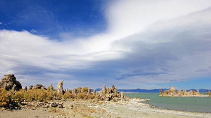 Tufa spires on the shore of Mono Lake, California, USA