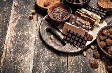 Obraz na płótnie Canvas Chocolate bars with truffles and cocoa powder.
