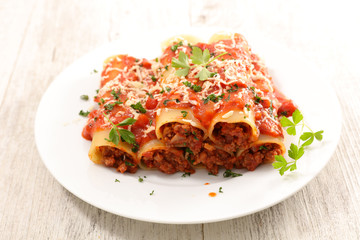 cannelloni with beef and tomato sauce