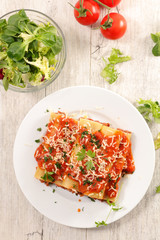 cannelloni with beef and tomato sauce