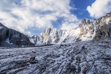 Obraz premium beautiful landscape with amazing rocks and snow capped mountains, kyrgyzstan, ala archa