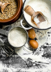 Flour with wheat grains.