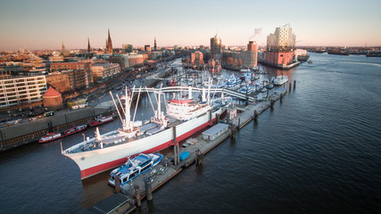 Elbphilharmonie mit Landungsbrücken