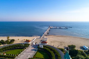 Photo sur Plexiglas La Baltique, Sopot, Pologne Sopot resort in Poland. Wooden pier (molo) with marina, yachts, beach, old lighthouse, walking people, vacation infrastructure, park and promenade. Aerial view at sunrise.