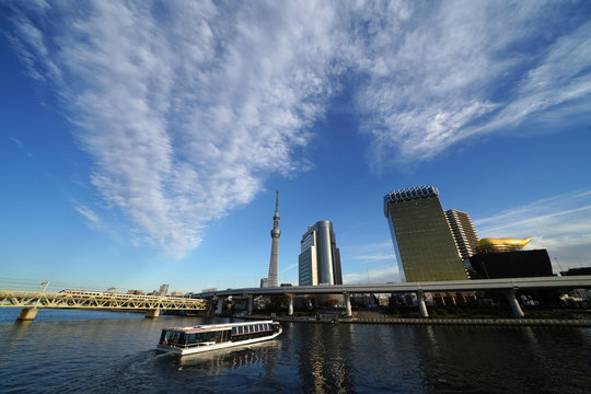 日本の東京都市景観・青空と白い雲「隅田川と墨田区吾妻橋の街並みなどを望む」（奥には東京スカイツリーなども見える）