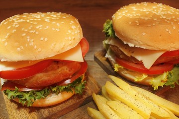 hamburger with chips