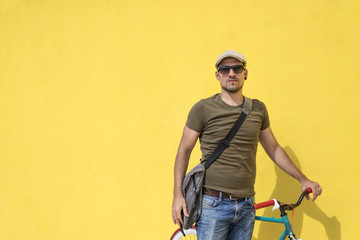 Fototapeta na wymiar Man posing with his fixed gear bicycle