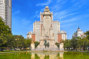 Fototapeta na wymiar Monumento a Cervantes, Plaza de España Madrid