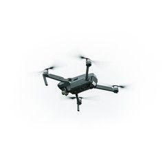 Drohne freigestellt auf weißem Hintergrund, im Flug