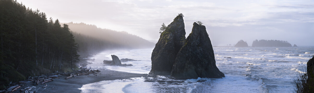 USA, Washington State, Olympic National Park, Seastack at Rialto beach