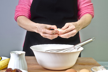 Mujer haciendo un postre casero con pl&aacute;tano