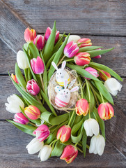 Buntes Osternest mit Tulpen