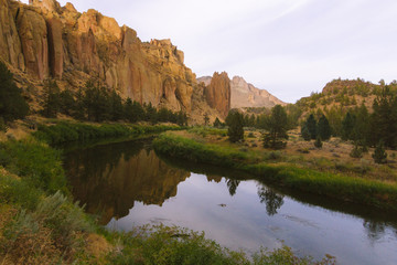 Fototapeta na wymiar Colorful Sunset Over Smith Rock State Park and Crooked river in Central Oregon