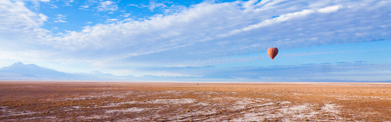 Fototapeta na wymiar Ballon over Atacama