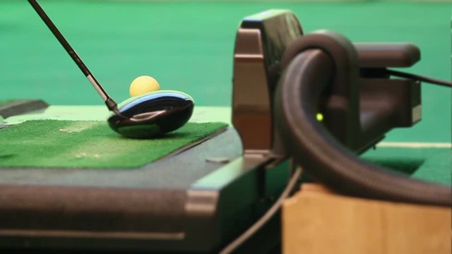 Indoor Golf Practice - Screen Golfing