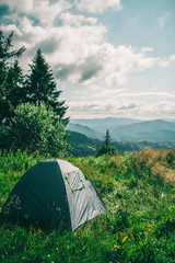 Палатка на вершине горы