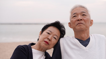 Obraz premium Asian senior couple enjoy their life time together at the sea