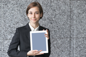 タブレットPCを持つ笑顔の若い女性