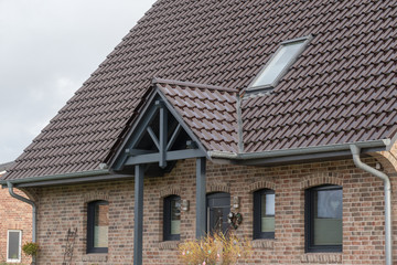 Einzelhaus mit Fenstern und Dach