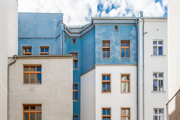 Farbige Fassade mit Holzfenstern in Berlin