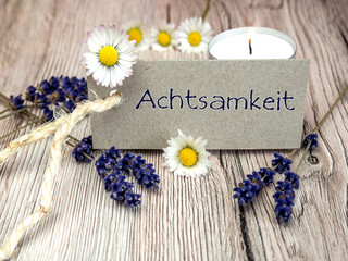 Schild Achtsamkeit mit Lavendel