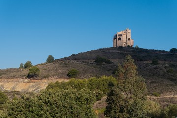 Fototapeta na wymiar Historisches Gebäude auf einem Hügel in Andalusien