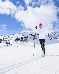 Wintersportlerin beim Skilanglauf