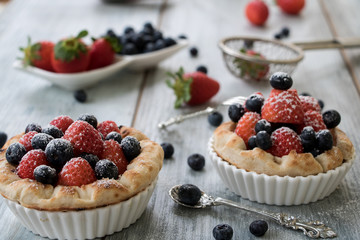 Frische Blau- und Erdbeeren auf Torteltts