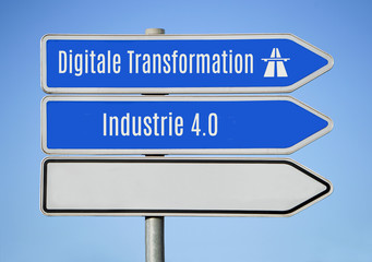 Wegweiser Industrie 4.0, Digitale Transformation und ohne Beschriftung auf Mast