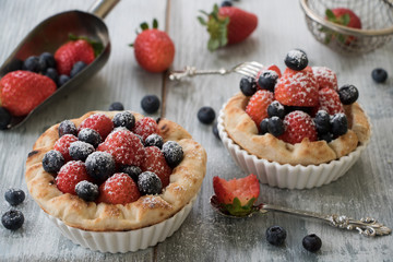 Zwei Torteletts mit verschiedenen Beeren belegt