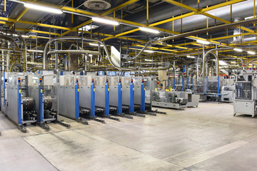 Industriemaschinen in einer Großdruckerei - Weiterverarbeitung der fertigen Druckprodukte //...