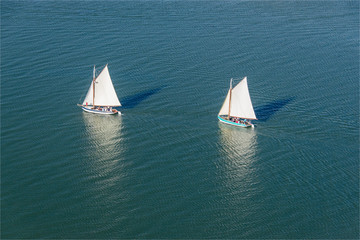 Naklejka premium Vue aérienne de bateaux à voile dans le Bassin d'Arcachon en France