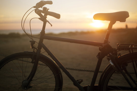 Fahrräder im Sonnenuntergang am Meer