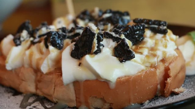 The concept of eating dessert. Eat less dessert and exercise regularly.,Toast with oreo cookies and whipped cream with condensed milk.