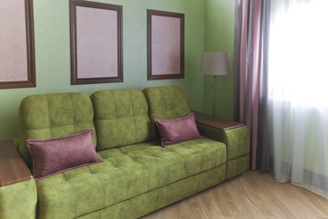 Фрагмент интерьера в зеленых цветах и розовыми элементами