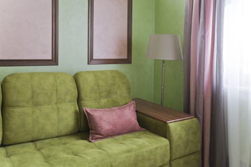Фрагмент интерьера в зеленых цветах и розовыми элементами