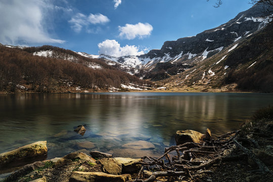 candide nubi si rifletto nelle acque dell'appennino modenese