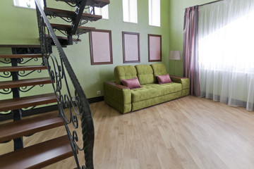 Металлическая  черная лестница с деревянными ступенями в интерьере