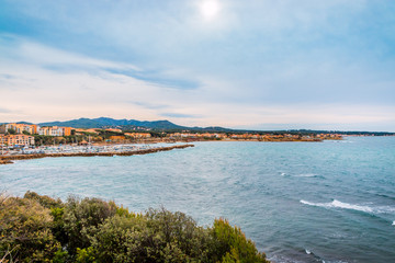 Obraz premium Vu sur le port de Six-Four-les-Plages du Cap Nègre