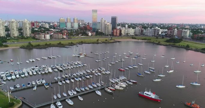 Puerto y ciudad vistos desde un drone