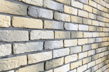 Стена с лофт кирпичом облицовочным в желтом, белом и сером цвете