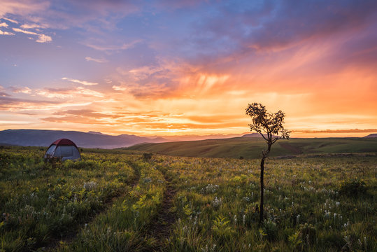 Acampados ao p&ocirc;r-do-sol no Morro do Moco, prov&iacute;ncia do Huambo, Angola