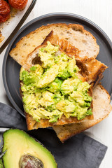 Avocado and roasted tomatoes toasts